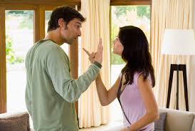 4 طرق للتعامل مع الزوج الذي ينتقدك كثيرًا         